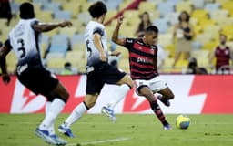 Alex-Sandro-e-Andre-Ramalho-em-Flamengo-x-Corinthians-scaled-aspect-ratio-512-320