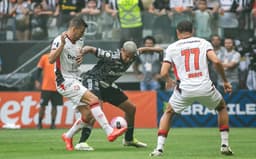 Deyverson-disputa-bola-com-adversarios-no-jogo-entre-Atletico-MG-e-Vitoria-scaled-aspect-ratio-512-320