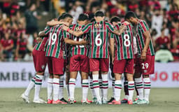 Elenco-do-Fluminense-reunido-antes-do-classico-contra-o-Flamengo-scaled-aspect-ratio-512-320