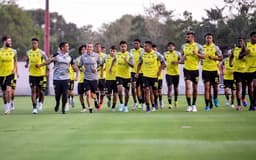 Filipe-Luis-corre-com-elenco-do-Flamengo-em-treino-aspect-ratio-512-320