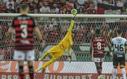 Hugo-Souza-em-acao-pelo-Corinthians-no-jogo-de-ida-da-semifinal-da-Copa-do-Brasil-contra-o-Flamengo-scaled-aspect-ratio-512-320