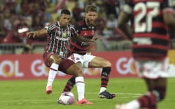 Kaua-Elias-disputa-bola-com-Leo-Pereira-no-classico-entre-Flamengo-e-Fluminense-scaled-aspect-ratio-512-320