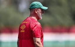 Mano-Menezes-observa-treino-do-Fluminense-de-olho-no-Flamengo-scaled-aspect-ratio-512-320