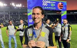 filipe-luis-com-a-medalha-de-campeao-da-copa-rio-sub-17-pelo-flamengo-1718658706952_v2_1x1-scaled-aspect-ratio-512-320