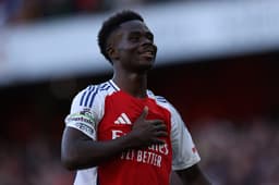 Miniatura da imagem: Bukayo Saka, destaque do Arsenal na temporada 2024-25 (Foto: Adrian Dennis/AFP)