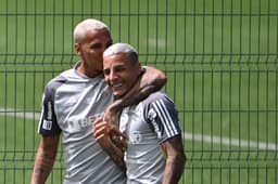 Miniatura da imagem: Deyverson e Guilherme Arana em treino do Atlético-MG em Buenos Aires. (foto: Luis ROBAYO / AFP)