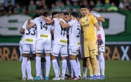 Elenco-do-Santos-reunido-antes-da-derrota-para-a-Chapecoense-scaled-aspect-ratio-512-320