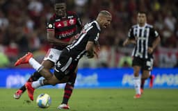 Evertton-Araujo-divide-bola-com-Deyverson-em-Flamengo-x-Atletico-MG-scaled-aspect-ratio-512-320