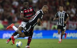 Evertton-Araujo-divide-bola-com-Deyverson-em-Flamengo-x-Atletico-MG-scaled-aspect-ratio-512-320