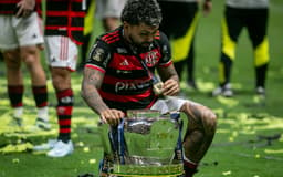 Gabigol-observa-medalha-da-Copa-do-Brasil-ao-lado-do-trofeu-do-titulo-do-Flamengo-scaled-aspect-ratio-512-320