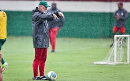 Mano-Menezes-observa-treino-do-Fluminense-durante-Data-Fifa-scaled-aspect-ratio-512-320