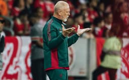 Mano-Menezes-reage-durante-o-jogo-entre-Internacional-x-Fluminense-aspect-ratio-512-320