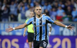 Martin-Braithwaite-comemoracao-Gremio-x-Fortaleza-scaled-aspect-ratio-512-320