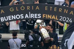 Miniatura da imagem: Novak Djokovic carrega taça da final da Libertadores no campo do Monumental de Núñez