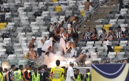 Torcedores-do-Atletico-MG-arremessaram-bombas-e-tentaram-invadir-o-gramado-da-Arena-MRV-na-final-da-Copa-do-Brasil-scaled-aspect-ratio-512-320