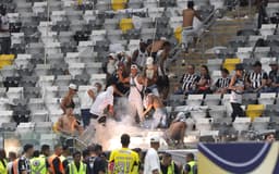 Torcedores-do-Atletico-MG-arremessaram-bombas-e-tentaram-invadir-o-gramado-da-Arena-MRV-na-final-da-Copa-do-Brasil-scaled-aspect-ratio-512-320