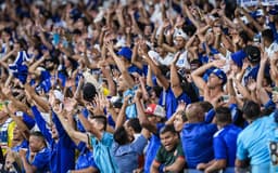 Torcida-do-Cruzeiro-no-Mineirao-em-partida-contra-a-Universidad-Catolica-aspect-ratio-512-320