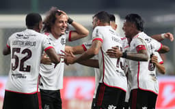 David Luiz marca de falta pelo Flamengo contra o Cruzeiro fora de casa (Foto: Gilson Lobo/AGIF)