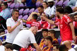 Miniatura da imagem: Bruno Lage discutindo com Kökçü na beira do campo, na partida do Benfica, no Mundial (Foto: Michael Owens/AFP)
