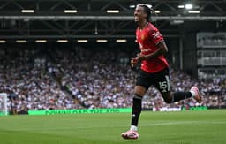 Miniatura da imagem: Leny Yoro comemora gol do United contra o Fulham (Foto: JUSTIN TALLIS / AFP)