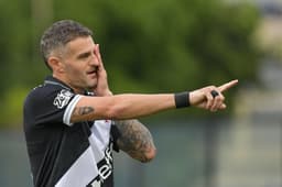 Miniatura da imagem: Vegetti, jogador do Vasco, comemora seu gol durante partida contra o Atlético-MG em São Januário