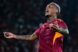 Miniatura da imagem: Wesley, ex-Flamengo, comemora gol marcado pela Roma contra o Bologna, pelo Campeonato Italiano (Foto: Tiziana Fabi/AFP)