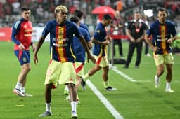 Miniatura da imagem: Yamal aquece antes de Turquia x Espanha (Foto: OZAN KOSE / AFP)