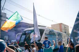 Miniatura da imagem: Torcida do Cruzeiro recebe o time na chegada ao Independência, antes da final do Brasileirão Feminino