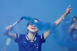 Miniatura da imagem: Torcida do Cruzeiro recebe o time na chegada ao Independência, antes da final do Brasileirão Feminino (Foto: Alê Torres/Staff Images Woman/CBF)