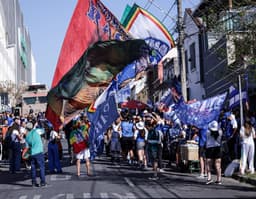 Miniatura da imagem: Torcida do Cruzeiro recebe o time na chegada ao Independência, antes da final do Brasileirão Feminino