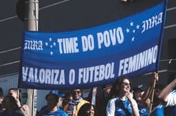 Miniatura da imagem: Torcida do Cruzeiro recebe o time na chegada ao Independência, antes da final do Brasileirão Feminino