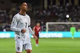 Miniatura da imagem: Cristiano Ronaldo fez dois gols no triunfo por 5 a 0 de Portugal sobre a Armênia (Foto: KAREN MINASYAN / AFP)