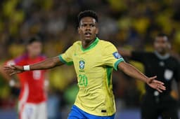 Miniatura da imagem: Estevão comemora seu gol no jogo da Seleção Brasileira (Foto: Mauro Pimentel/AFP)