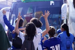 Miniatura da imagem: Torcida do Cruzeiro recebe o time na chegada ao Independência, antes da final do Brasileirão Feminino
