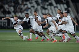 Miniatura da imagem: Jogadores do Vasco comemoram vitória por pênaltis contra o Botafogo pela Copa do Brasil
