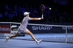 Miniatura da imagem: João Fonseca faz um voleio na vitória sobre Fokina na final