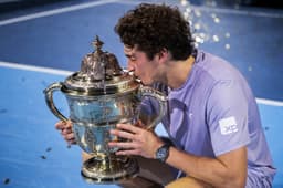 Miniatura da imagem: João Fonseca beija o troféu do ATP 500 da Basileia, na Suíça