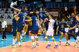 Miniatura da imagem: Elenco Sada Cruzeiro campeão da Superliga 2014-15 (Foto: Pedro Vilela / Agência i7)