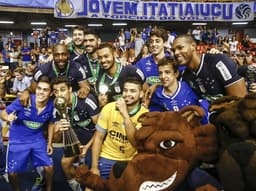 Miniatura da imagem: Elenco Sada Cruzeiro campeão da Superliga 2016-17 (Foto: Divulgação/Inovafoto/CBV)