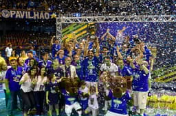 Miniatura da imagem: Elenco Sada Cruzeiro campeão da Superliga 2017-18 (Foto: Agência i7/Sada Cruzeiro)