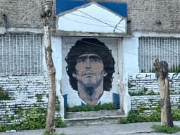 Miniatura da imagem: Maradona em mais um painel em Buenos Aires (Foto: Lucas Bayer / Lance!)