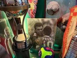 Miniatura da imagem: Pelé e Muhamad Ali também estão nas paredes do restaurante (Foto: Lucas Bayer / Lance!)