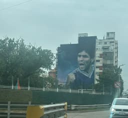 Miniatura da imagem: Maradona comemorando um de seus gols (Foto: Lucas Bayer / Lance!)