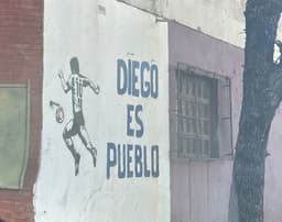 Miniatura da imagem: Maradona é do povo, diz mural em Buenos Aires (Foto: Lucas Bayer / Lance!)
