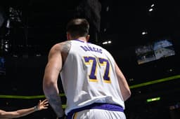 Miniatura da imagem: Luka Doncic pelos Lakers contra Memphis Grizzlies (Foto: Grant Burke / NBAE / Getty Images / Getty Images via AFP)