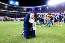 Miniatura da imagem: Torcedor do Remo durante conquista do acesso à Série A do Brasileirão