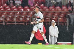 Miniatura da imagem: Luciano comemora gol do São Paulo sobre o São Bernardo (Foto: Eduardo Carmim/Photo Premium/Gazeta Press)