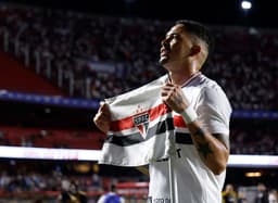 Miniatura da imagem: Luciano marcou o gol de empate do São Paulo (Foto: Rubens Chiri e Paulo Pinto/Saopaulofc.net)