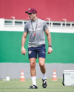 Miniatura da imagem: Zubeldía no primeiro dia de treinos do Fluminense (Foto; Marcelo Gonçalves/FFC)