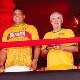 Miniatura da imagem: Carlo Ancelotti, técnico da Seleção Brasileira, no carnaval (Foto: Amichavy/ divulgação Brahma)